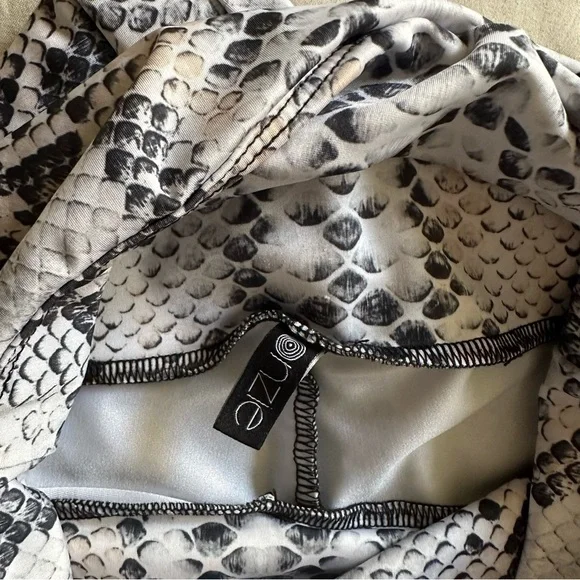 Onzie Snake Print Legging on White Size XS - Picture 7 of 8